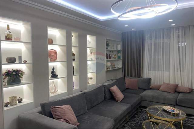 Tirane, jepet me qera apartament 3+1 137 m² 2.000 Euro (Sheshi Willson)