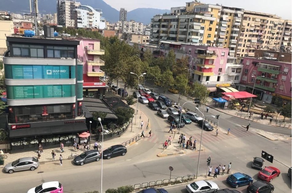 Tirane, jepet me qera ambjent biznesi Kati 1, 70 m² 700 € (21Dhjetori)