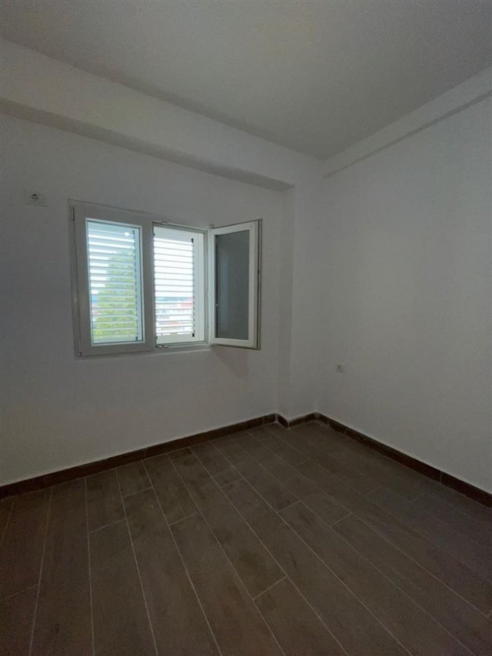 Tirane, shitet apartament 1+1+Ballkon Kati 4, 51 m² 78.000 € (Selite)