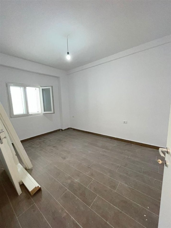 Tirane, shitet apartament 1+1+Ballkon Kati 4, 51 m² 78.000 € (Selite)