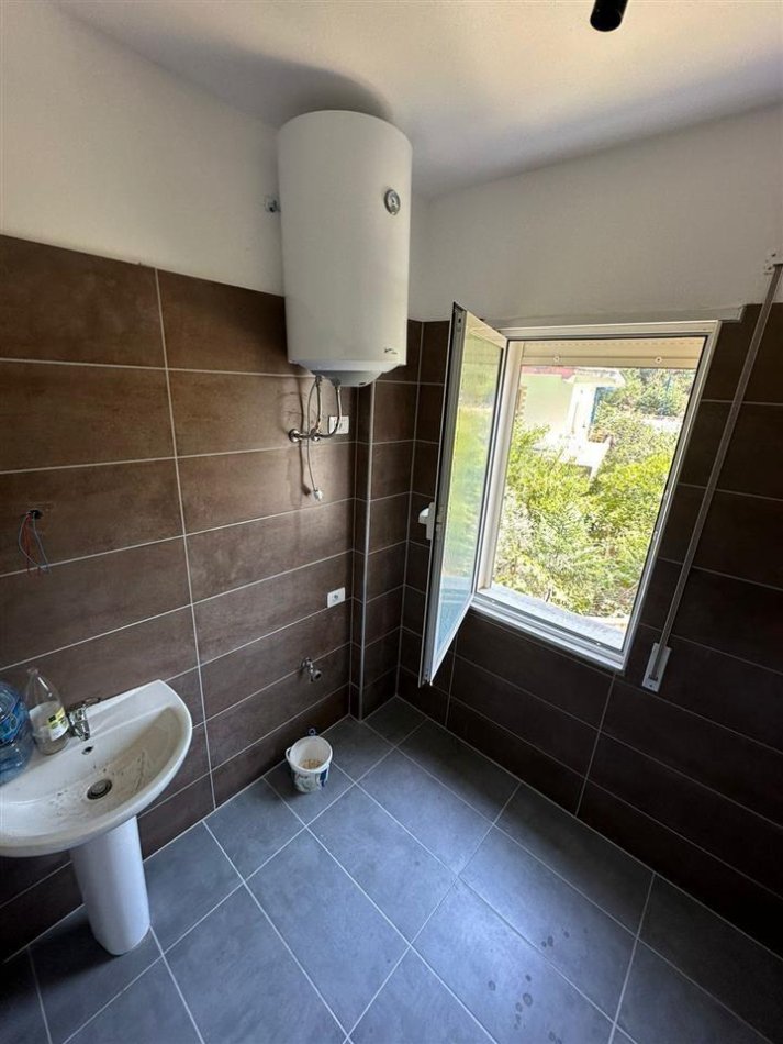 Tirane, shitet apartament 1+1 Kati 2, 82 m² 89.650 € (Fresk)
