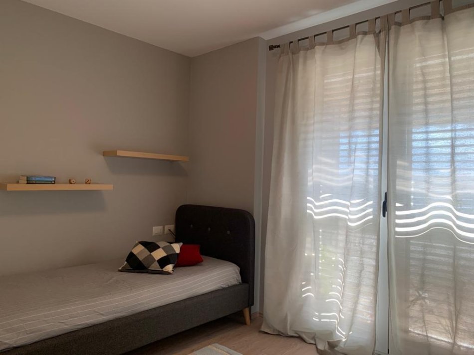 Tirane, shes apartament 2+1+Ballkon Kati 3, 95 m² 200.000 € (Rruga Liqeni i Thate)