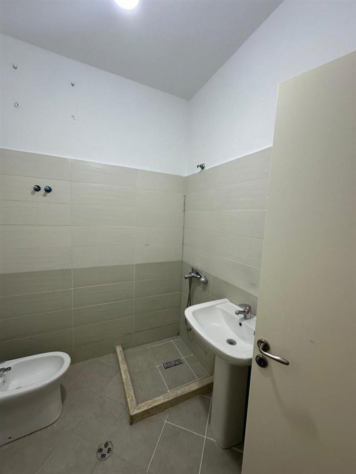 Tirane, shitet apartament 2+1 Kati 3, 160 m² 120.000 € (Fresk)