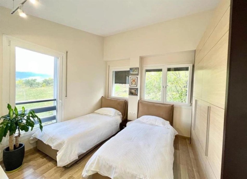 Tirane, shitet apartament 2+1+Aneks+Ballkon Kati 2, 130 m² (lunder)