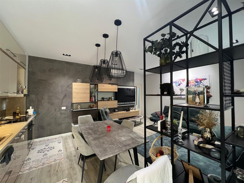 Tirane, jepet me qera apartament 2+1+Ballkon Kati 3, 106 m² 1.200 € (Liqeni i Thate)