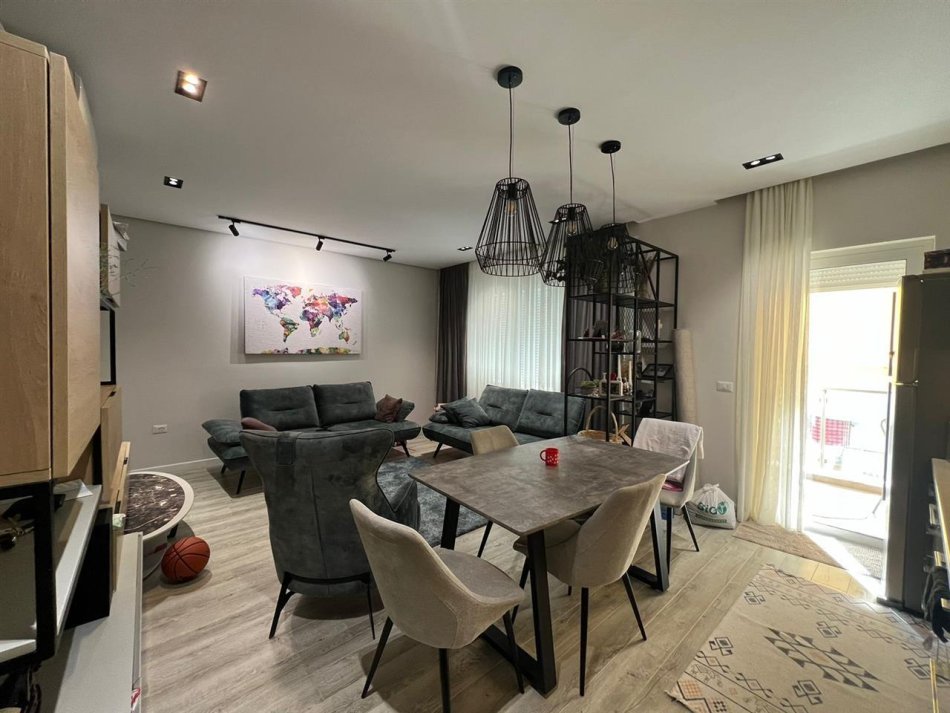 Tirane, jepet me qera apartament 2+1+Ballkon Kati 3, 106 m² 1.200 € (Liqeni i Thate)