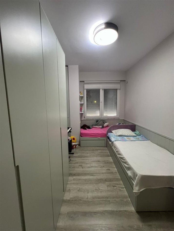 Tirane, jepet me qera apartament 2+1+Ballkon Kati 3, 106 m² 1.200 € (Liqeni i Thate)