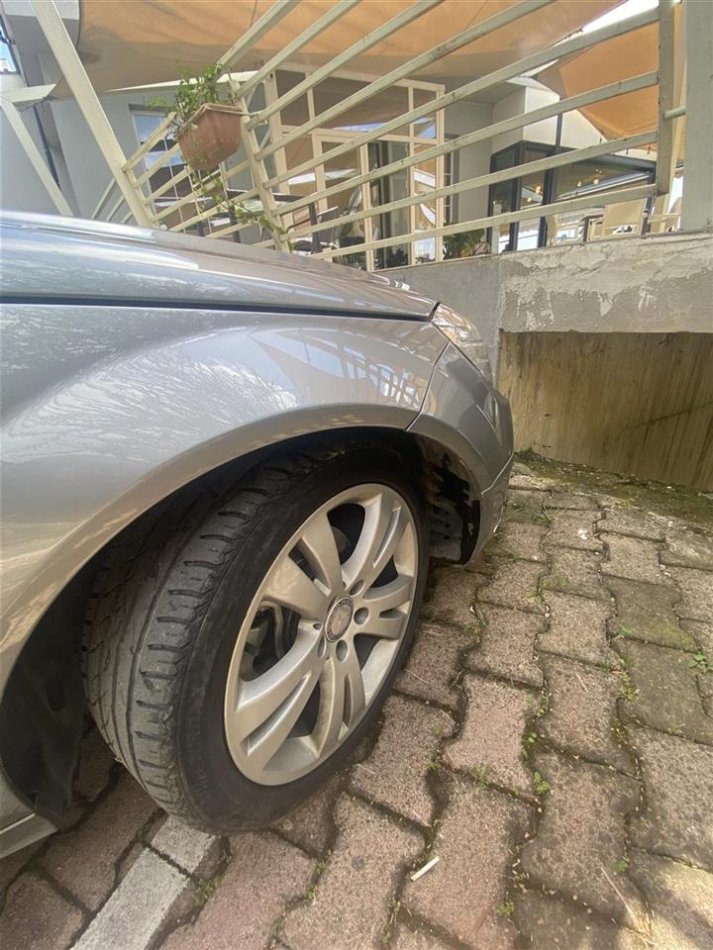 Tirane, shes makine benc mercedez Nafte, gri metalizato automatik Klima 220.000 km 8000 €