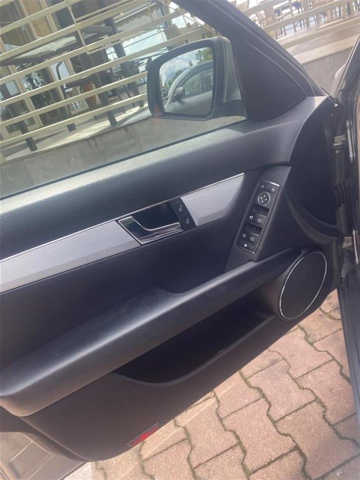 Tirane, shes makine benc mercedez Nafte, gri metalizato automatik Klima 220.000 km 8000 €