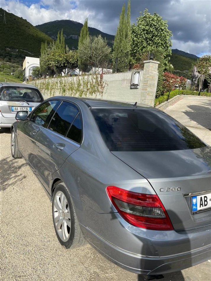 Tirane, shes makine benc mercedez Nafte, gri metalizato automatik Klima 220.000 km 8000 €