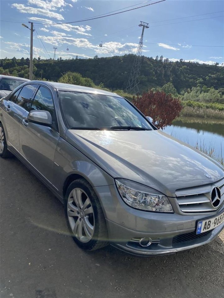 Tirane, shes makine benc mercedez Nafte, gri metalizato automatik Klima 220.000 km 8000 €