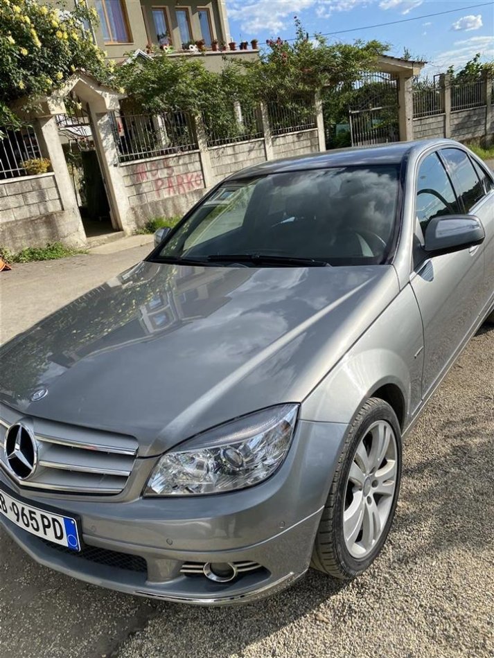 Tirane, shes makine benc mercedez Nafte, gri metalizato automatik Klima 220.000 km 8000 €