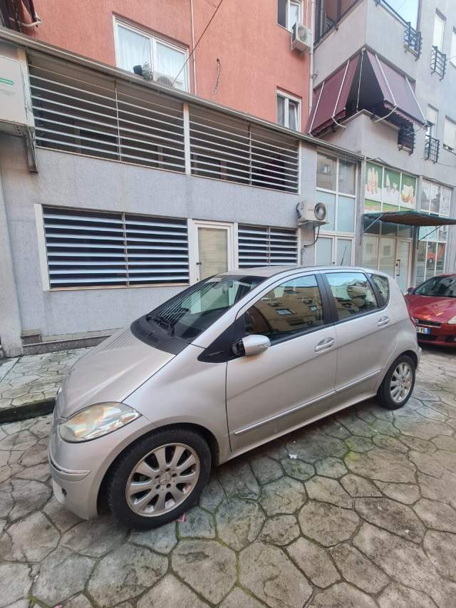 Tirane, shes makine Mercedes-Benz Viti 2005, 4.200 Euro