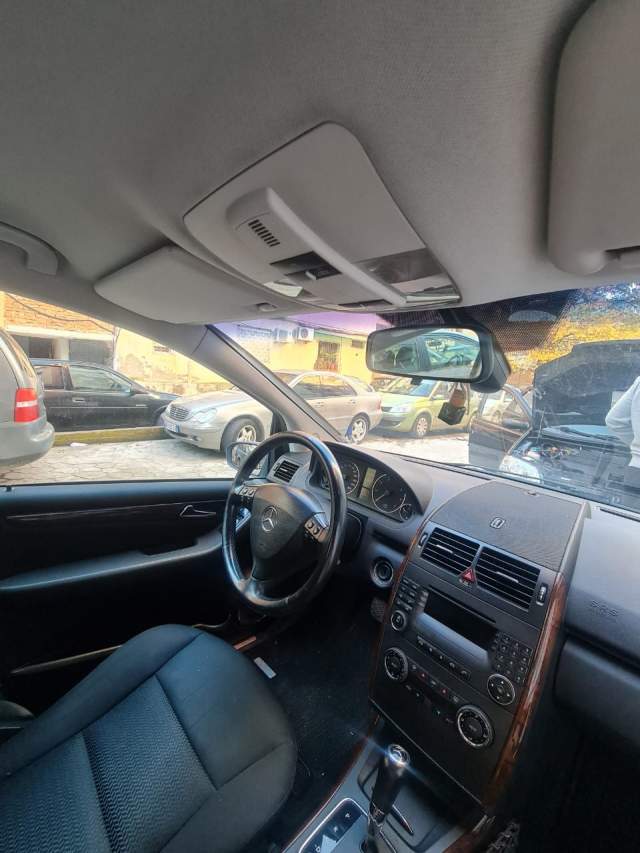 Tirane, shes makine Mercedes-Benz Viti 2005, 3.200 Euro