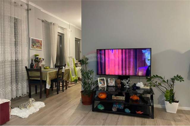 Tirane, jepet me qera apartament 2+1 Kati 7, 84 m² 500 Euro (Shkolla e Bashkuar)