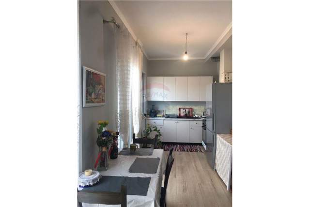 Tirane, jepet me qera apartament 2+1 Kati 7, 84 m² 500 Euro (Shkolla e Bashkuar)