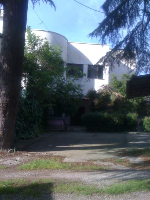 Tirane, jap me qera Shtepi private 2+1,+oborr 30.000 Leke (Prane Sheshit "Shqiponja", Laprake)