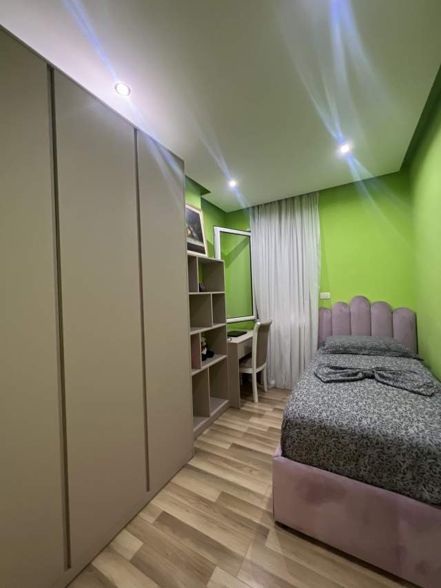 Tirane, jepet me qera apartament duplex 3+1 Kati 5, 107 m² 600 Euro (UNAZA E RE)
