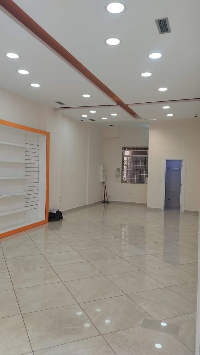 Tirane, jepet me qera dyqan Kati 0, 55 m² 700 Euro (Siri Kodra)