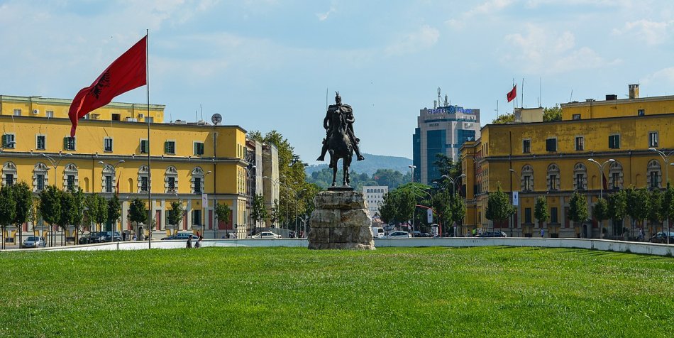 Tirane, shes apartament 1+1 , 80 m² (Qendër)