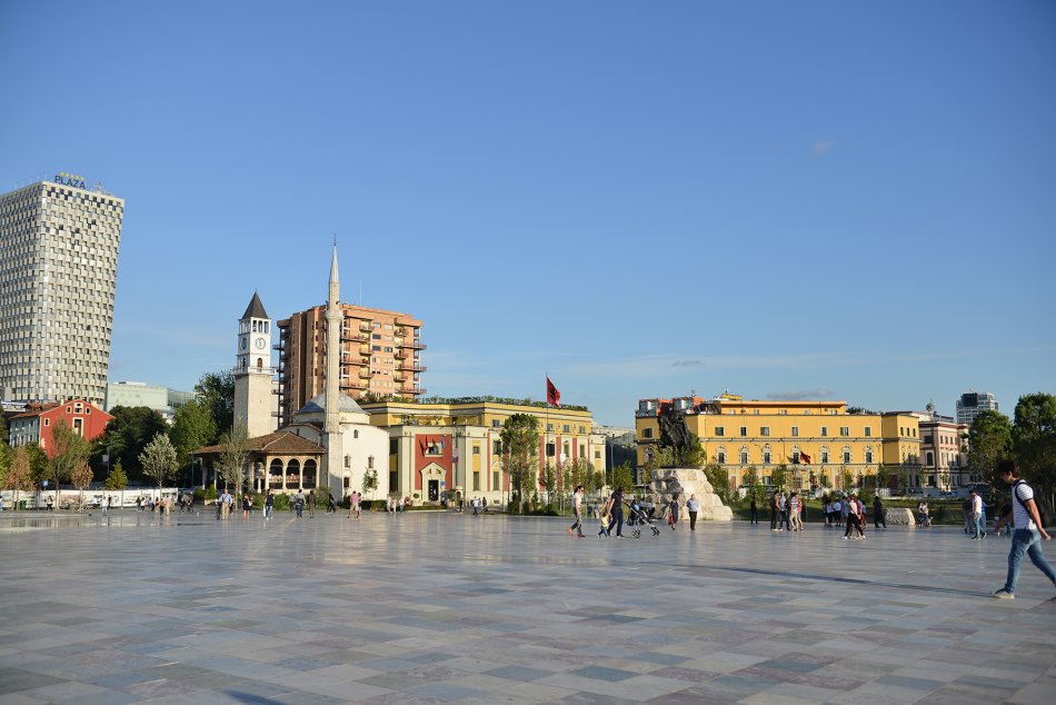 Tirane, jepet me qera shtepi 3+1+Ballkon Kati 1, 94 m² 400 € (Rruga Jeronim De Rada)