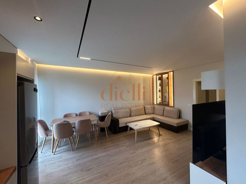 Tirane, jepet me qera apartament 2+1+Ballkon Kati 4, 100 m² 800 €