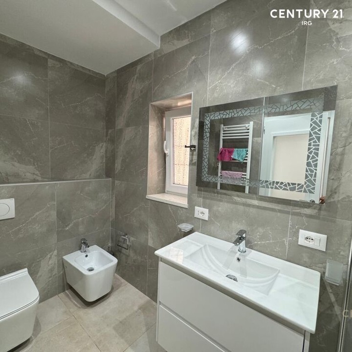Tirane, jepet me qera apartament 2+1 Kati 2, 75 m² 700 € (Bulevardi Zogu i Pare)