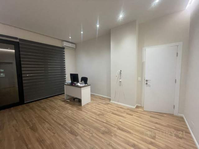 Tirane, jepet me qera ambjent biznesi Kati 8, 121 m² 800 Euro (SQUARE 21)