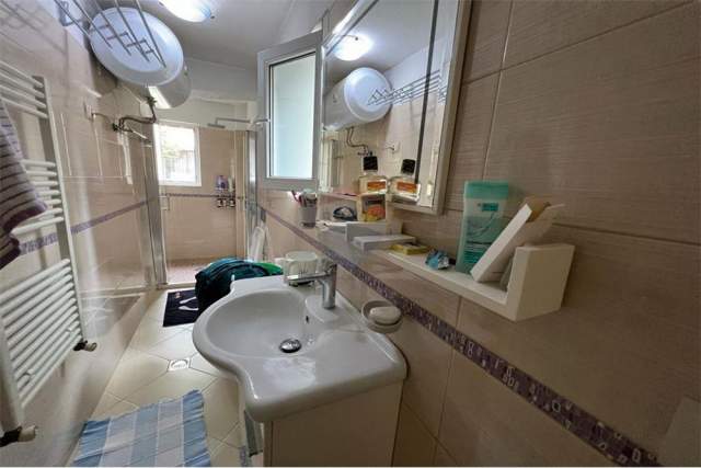 Tirane, jepet me qera apartament 3+1 Kati 2, 140 m² 850 Euro (Rruga Sulejman Delvina)