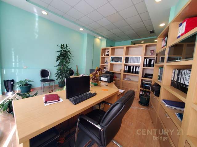 Tirane, shitet ambjent biznesi Kati 0, 45 m² 126.000 Euro (Prane Stadiumit Qemal Stafa)