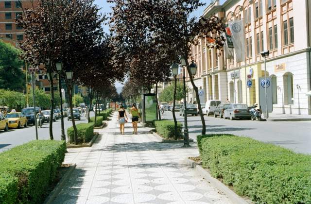Tirane, jepet me qera ambjent biznesi Kati 1, 200 m² 1.200 Euro (rruga e kavajes)