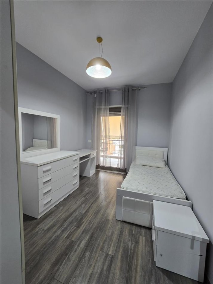 Tirane, jepet me qera apartament 3+1 Kati 4, 145 m² 1.000 € (Kompleksi Delijorgji)