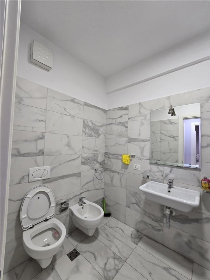 Tirane, jepet me qera apartament 3+1 Kati 4, 145 m² 1.000 € (Kompleksi Delijorgji)