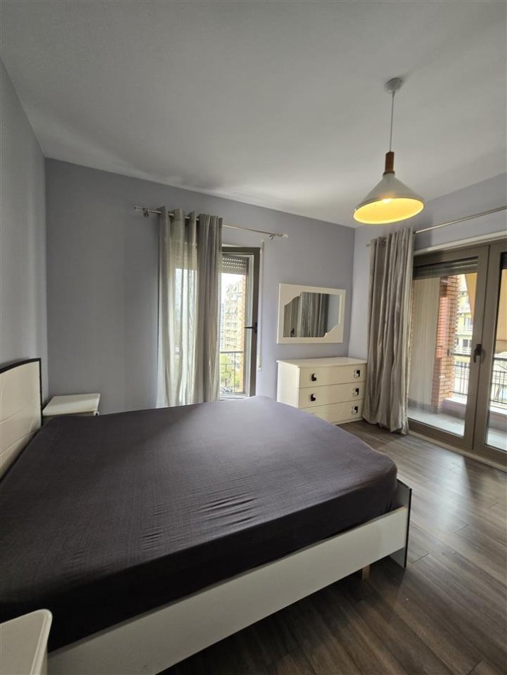 Tirane, jepet me qera apartament 3+1 Kati 4, 145 m² 1.000 € (Kompleksi Delijorgji)