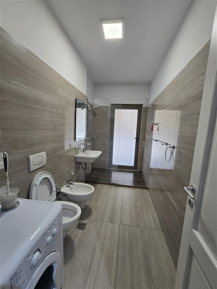 Tirane, jepet me qera apartament 3+1 Kati 4, 145 m² 1.000 € (Kompleksi Delijorgji)