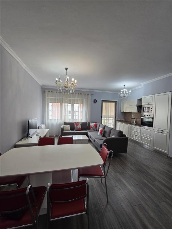 Tirane, jepet me qera apartament 3+1 Kati 4, 145 m² 1.000 € (Kompleksi Delijorgji)