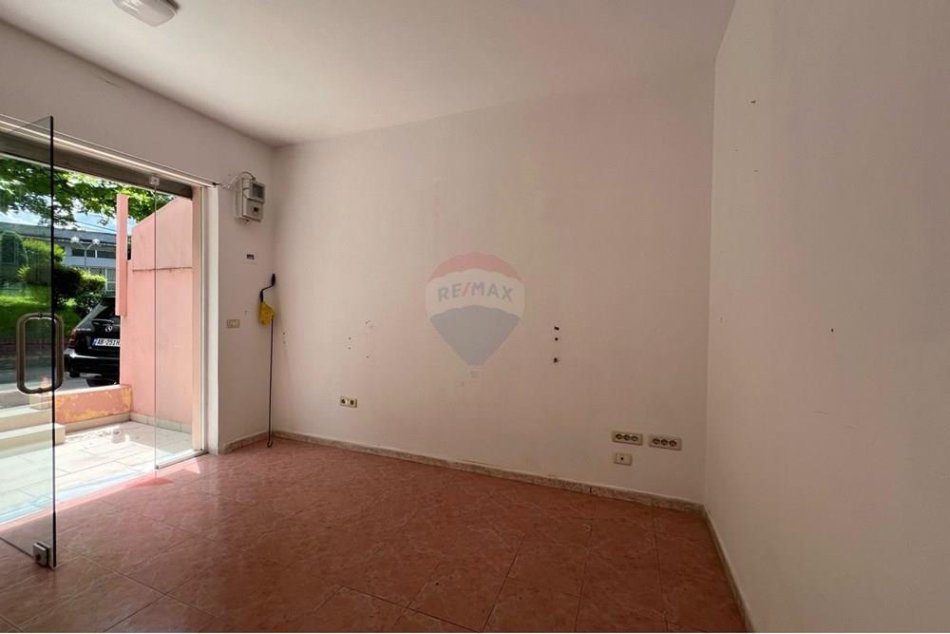 Tirane, jepet me qera dyqan Kati 0, 14 m² 160 € (Rruga Pjetër Budi)