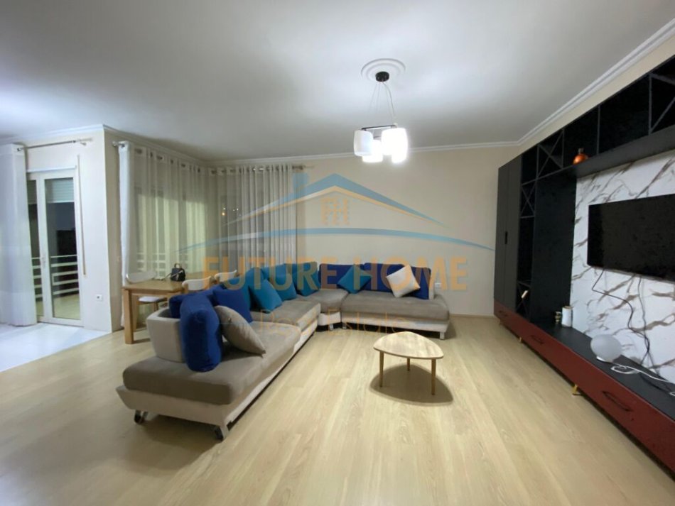 Tirane, jepet me qera apartament 2+1+Ballkon Kati 3, 117 m² 700 € (Rruga Hamdi Sina)