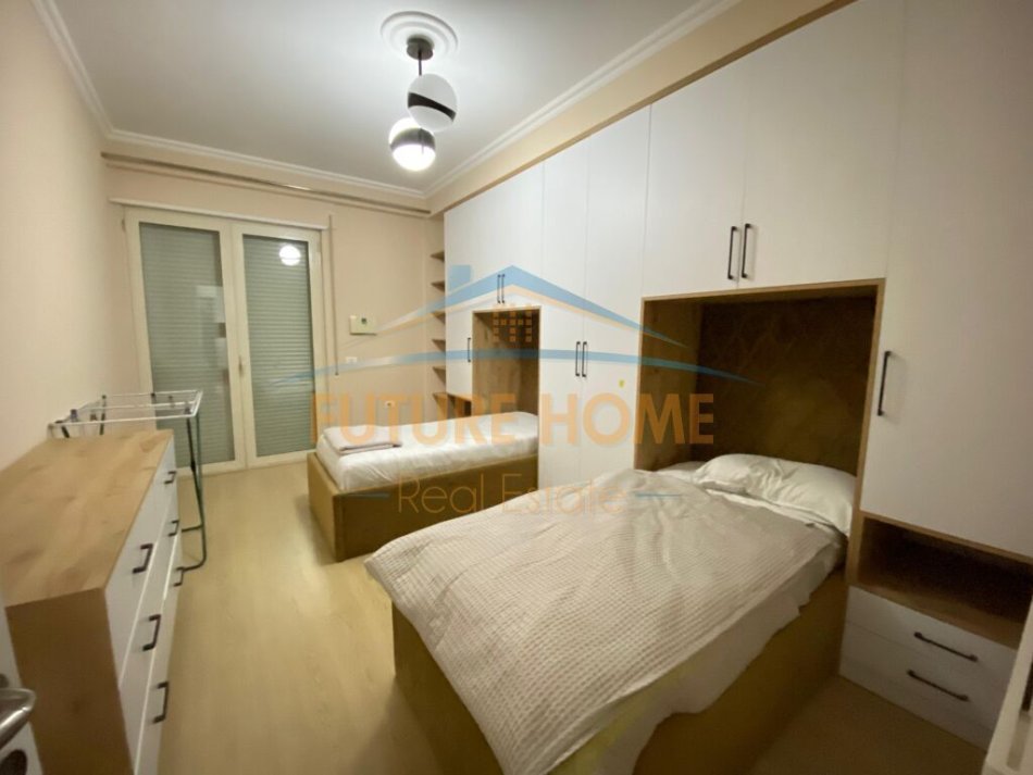 Tirane, jepet me qera apartament 2+1+Ballkon Kati 3, 117 m² 700 € (Rruga Hamdi Sina)