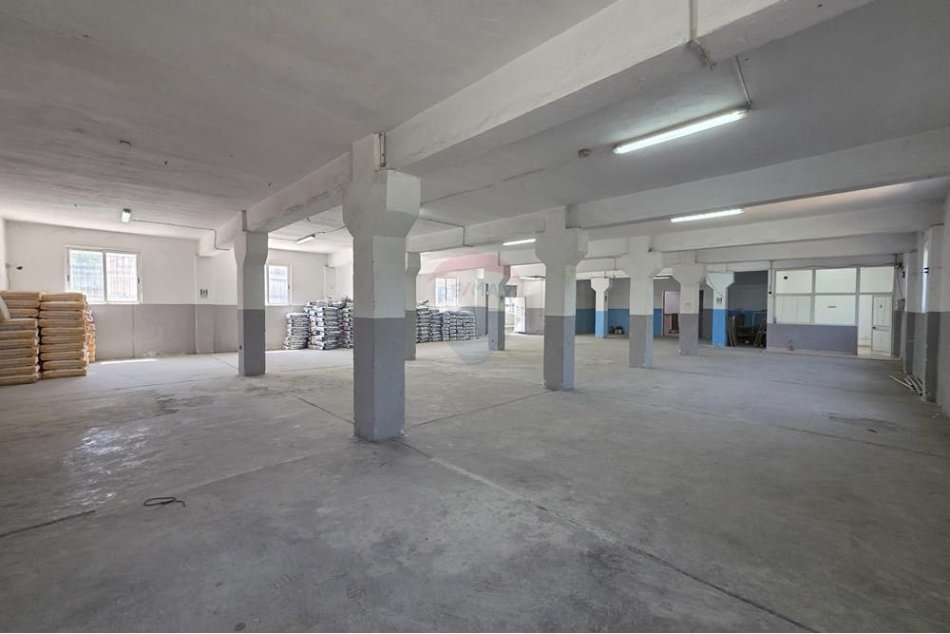 Tirane, jepet me qera magazine Kati 0, 700 m² 1.400 € (SHKOLLA BAJRAM CURRI)