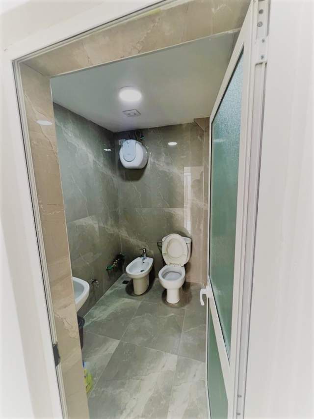 Tirane, jepet me qera ambjent biznesi Kati 1, 130 m² 1.500 Euro (Prane Tajvanit)