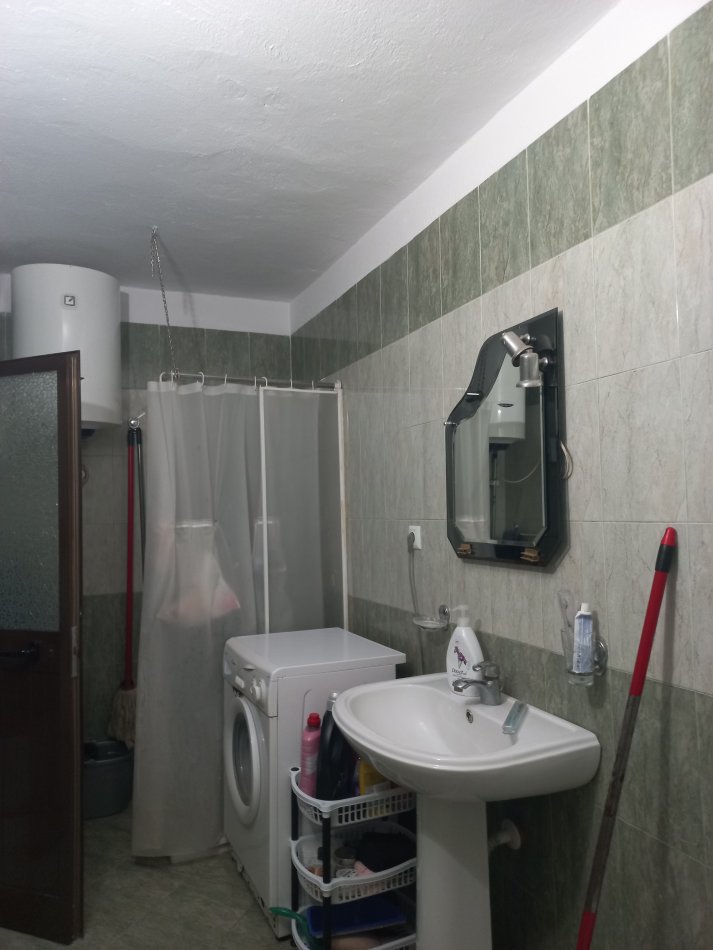 Tirane,Shitet Apartament rinovuar, tip 2+1 me 2-ballkon, banjo, kat4, pallat ekzistus 6kate, sip.82 m², Cmimi140.000€, diskutushëm, në rrugën Myslym Shyri, pranë pastiçeri-lokal SOMEG,10-min në këmbe nga qendra. Tiranë.