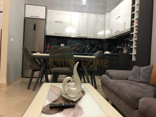 Tirane, jepet me qera apartament 1+1 Kati 8, 65 m² 400 Euro (Fusha e Aviacionit)