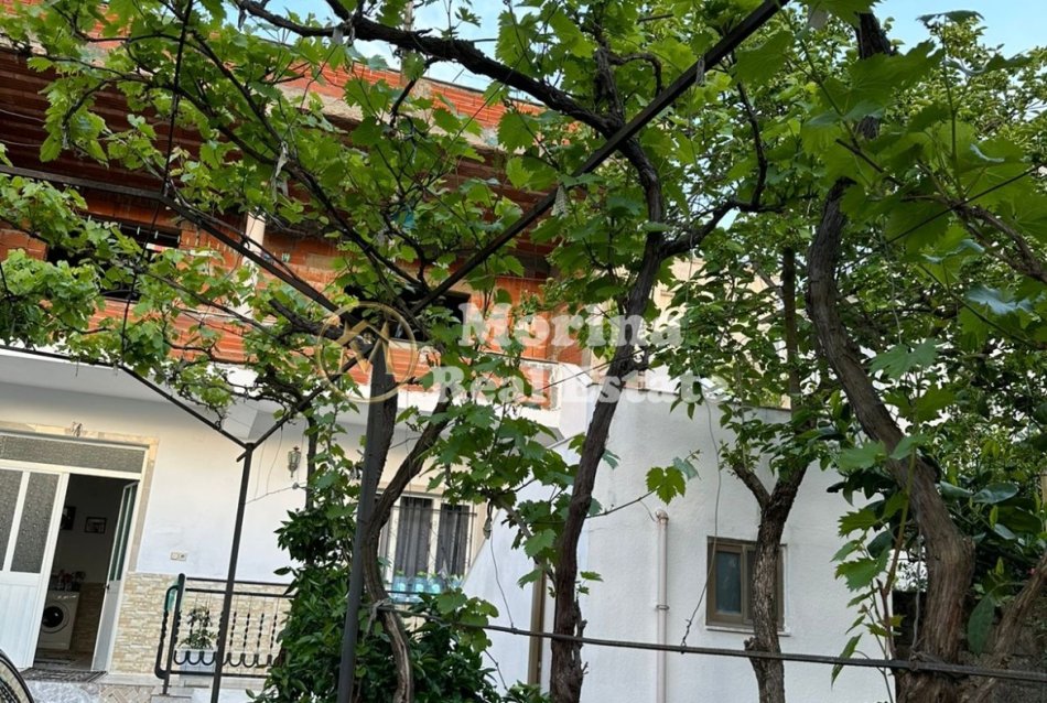 Tirane, shitet shtepi 1+1 Kati 1, 349 m² 240.000 € (Fresku/Reparti 3700)