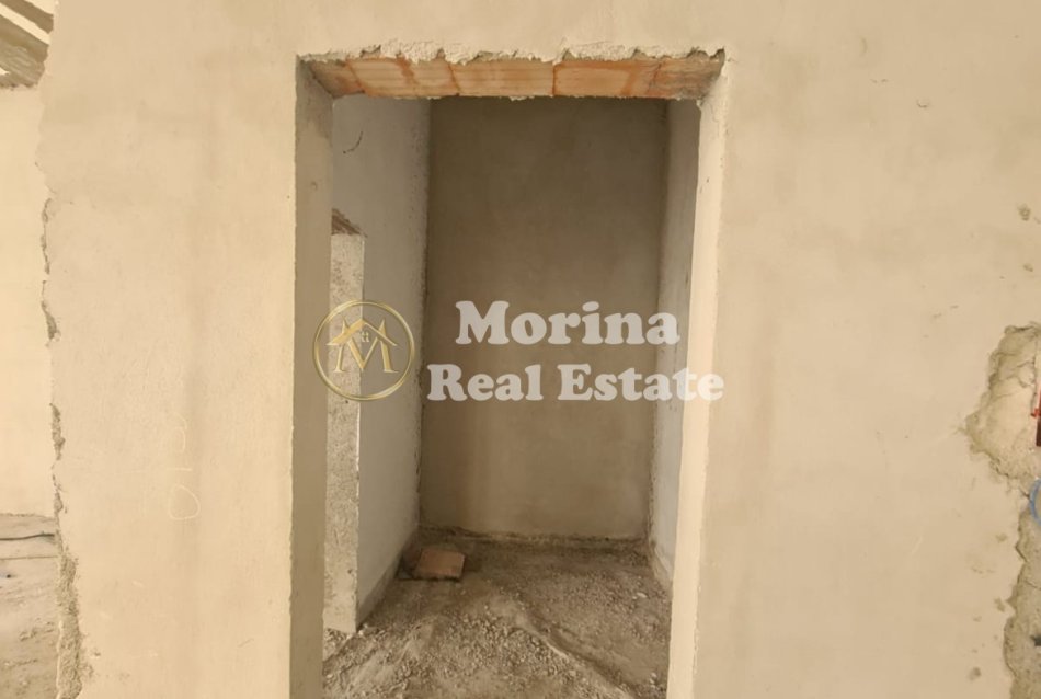 Tirane, shitet dyqan Kati 1, 120 m² 198.000 € (Liqeni i Thate)
