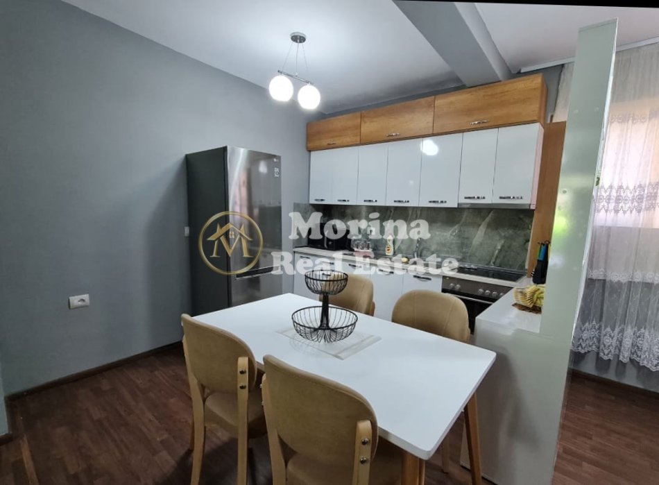 Tirane, jepet me qera shtepi 2+1 Kati 1, 125 m² 700 € (Rruga e Dibres)