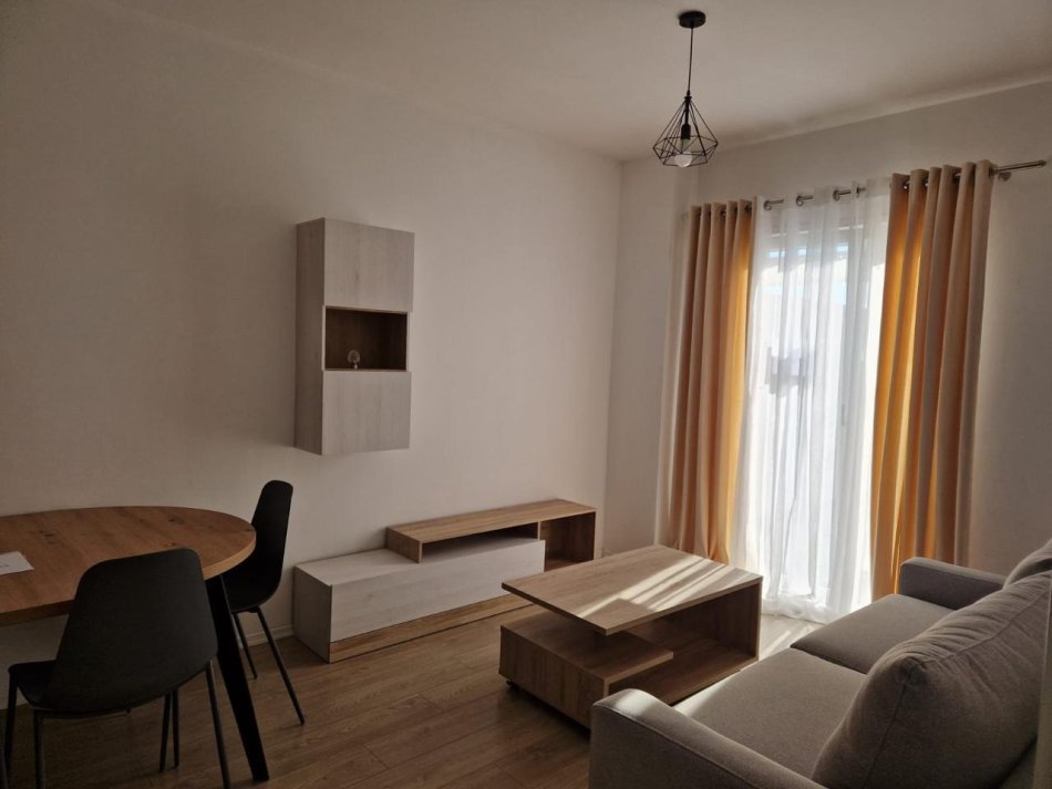 Tirane, jepet me qera apartament 1+1+Ballkon Kati 1, 70 m² 350 € (Univers City)