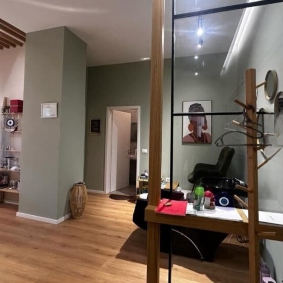 Tirane, jepet me qera ambjent biznesi Kati 0, 75 m² 700 € (21 djetori)
