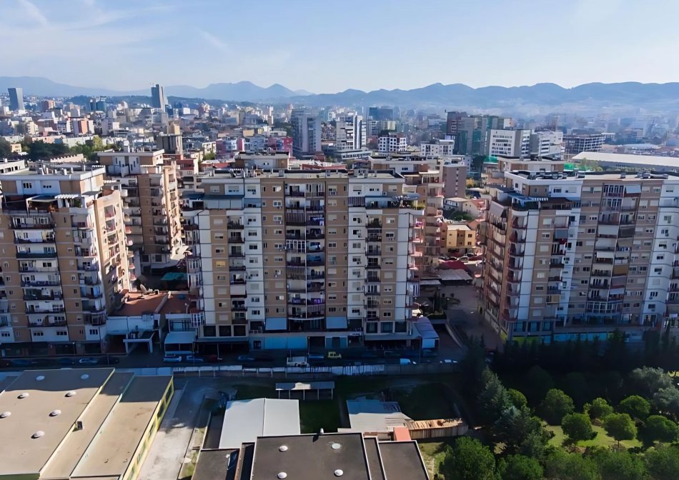 Tirane, jepet me qera apartament 1+1 Kati 3, 30 m² 300 € (Don Bosko)