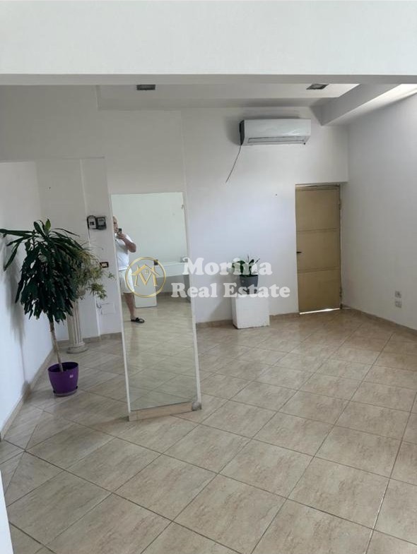 Tirane, jepet me qera zyre Kati 1, 50 m² 400 € (Laprake)